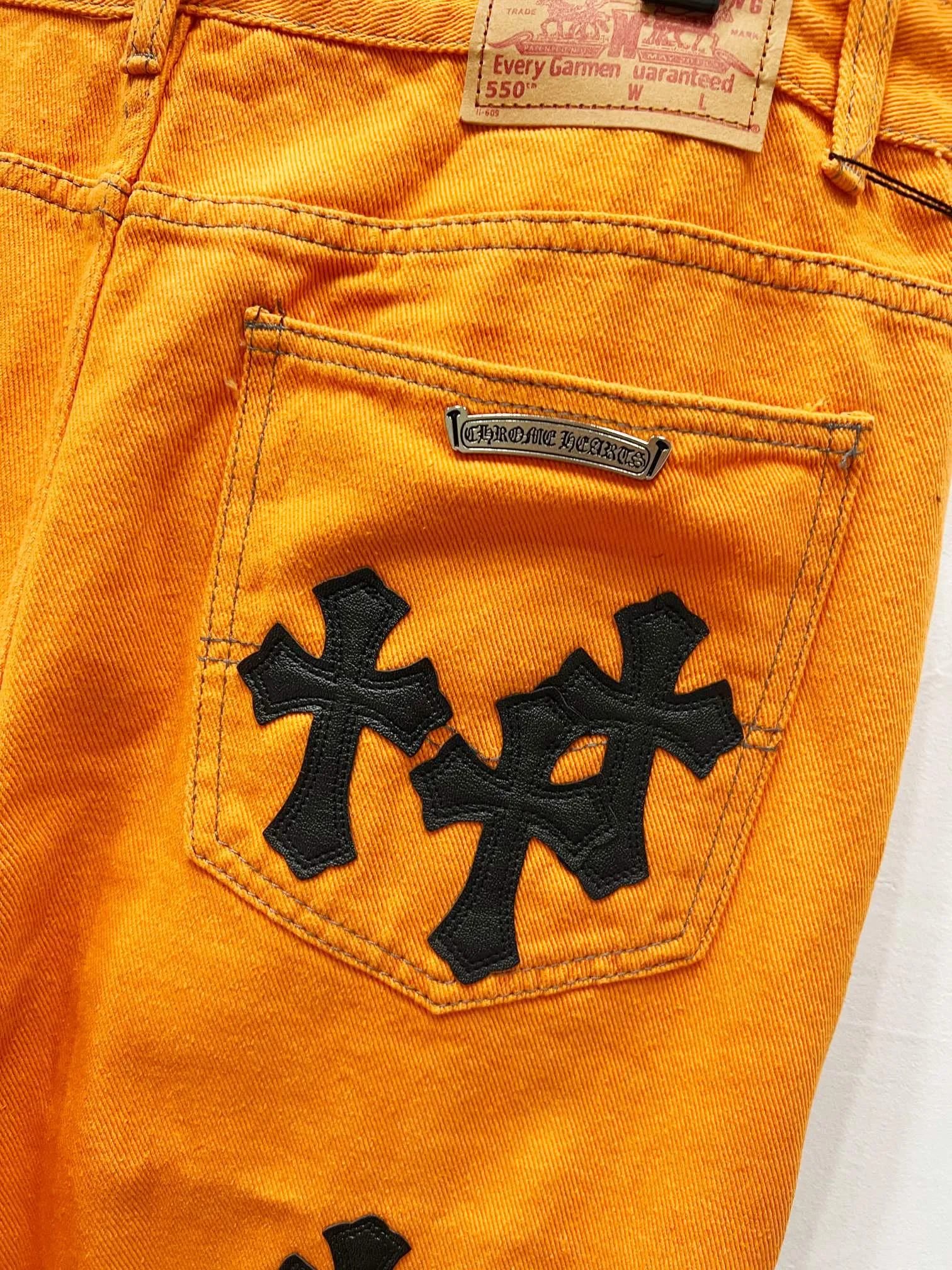 P220 style number: (K560) ChromeHeart & Chrome Heart Same style as Yang and Su Extinct Virgil co-branded flare jeans Original hardware accessories washed and other elevators, QR code analysis are all purchased from the original factory, high degree of restoration, welcome to compare with a certain product ~ Three-dimensional version Loose and comfortable, not picky about the figure Appear tall and slim Large factory Seiko Original factory quality control Same style for men and women Can be matched with couples Versatile recommendation Necessary jeans for all seasons Hipsters have been disappointed From the quality selection of fabrics, the tailoring of details, and the matching of patterns, everything is impeccable! The upper body is so handsome when worn...it can be easily worn by men, women and children! The craftsmanship is made of heavy-duty washed pure cotton denim fabric. After washing, it is soft and thick and looks very stylish when worn. Size: 30-32-34-36 Color: Orange